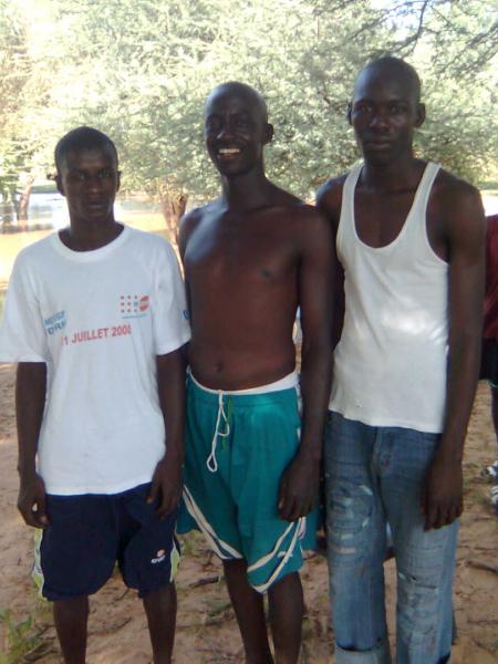 mon cousin en tsirt blanc suivi de mes deux oncles